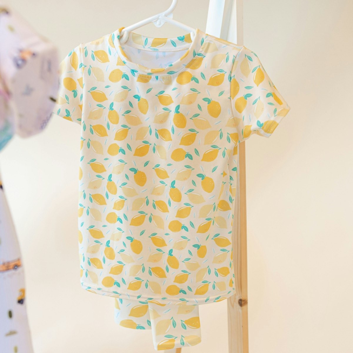 Cute set of shirt and leggings with lemons